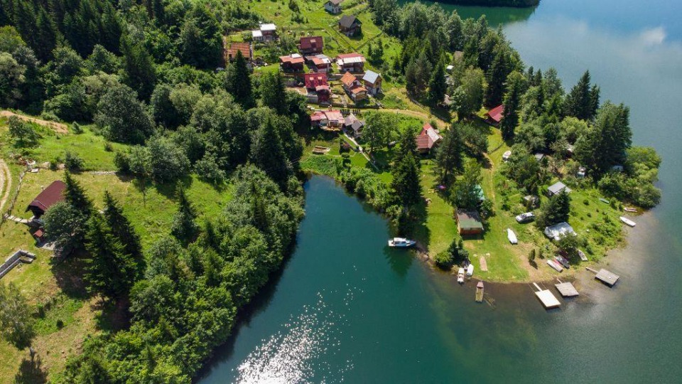 Vikendica na Zlatarskom jezeru sa privatnim zalivom