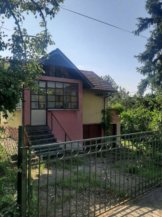 Brestovik-vikendica za renoviranje i vocnjak