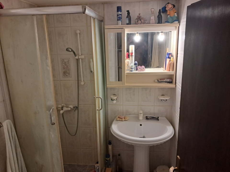 Izdajem sobu na Bežanijskoj Kosi, Novi Beograd  