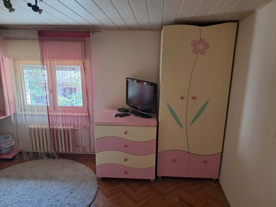 Izdajem sobu na Bežanijskoj Kosi, Novi Beograd  