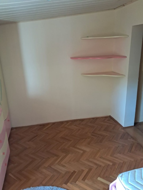 Izdajem sobu na Bežanijskoj Kosi, Novi Beograd  