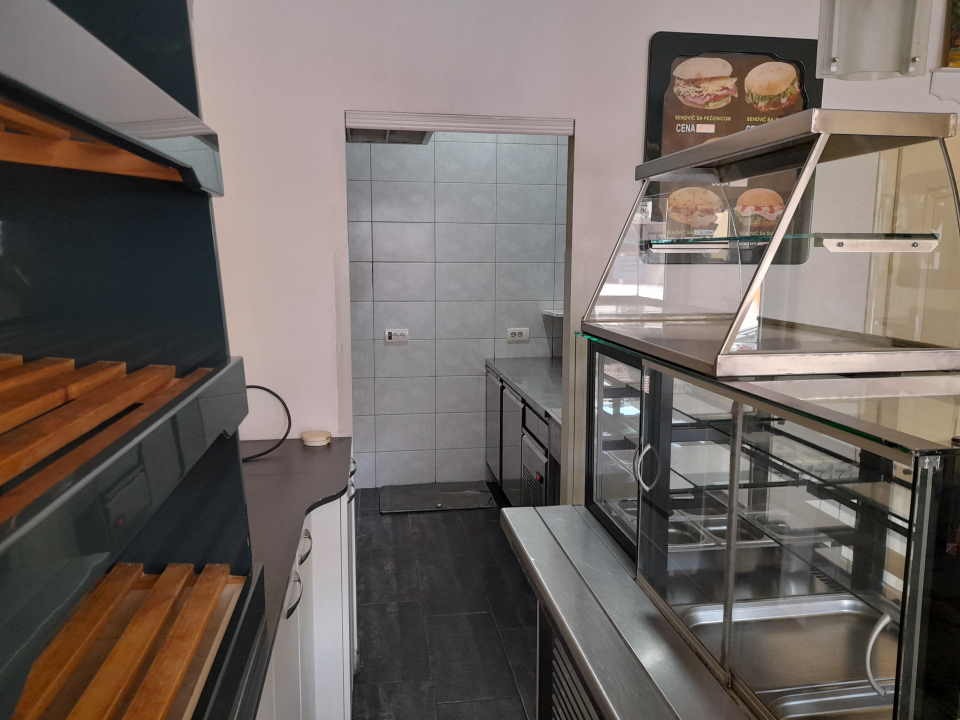 Izdajem opremljen lokal u Inđiji od 100m2 
