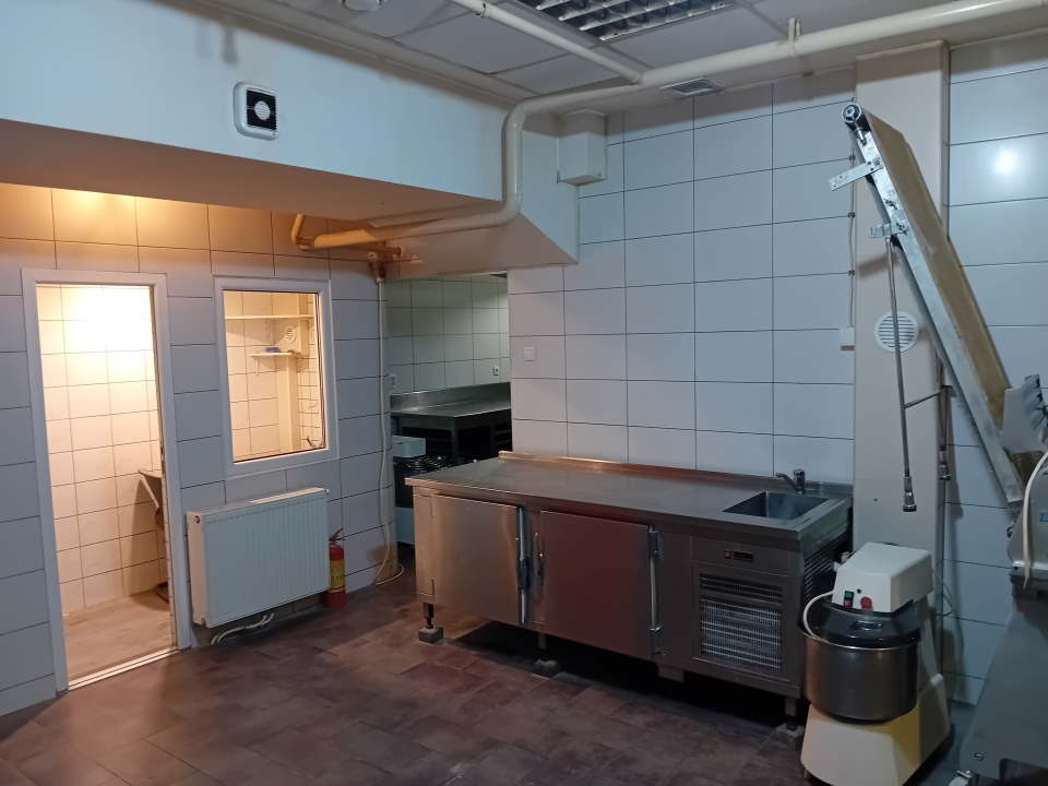 Izdajem opremljen lokal u Inđiji od 100m2 