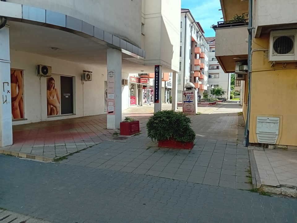 Izdajem opremljen lokal u Inđiji od 100m2 