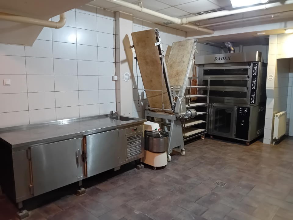 Izdajem opremljen lokal u Inđiji od 100m2 
