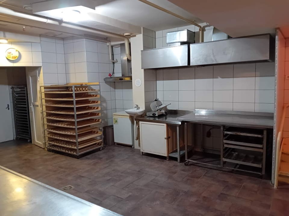 Izdajem opremljen lokal u Inđiji od 100m2 