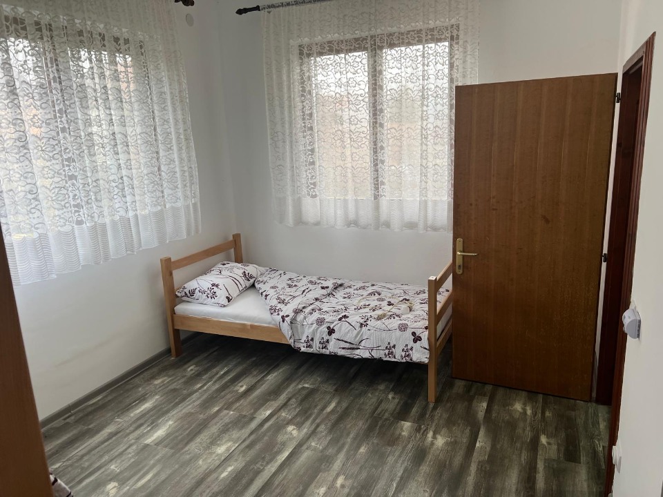Smestaj/apartmani/sobe za do 10 osoba (5+5) u Jarkovcima / Indjija