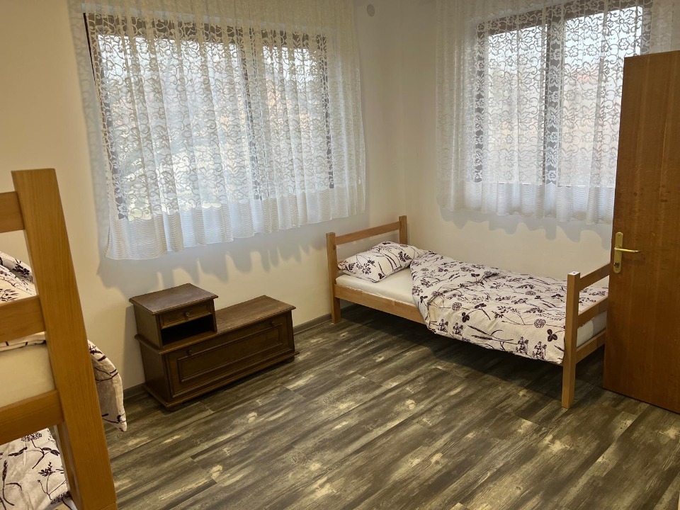 Smestaj/apartmani/sobe za do 10 osoba (5+5) u Jarkovcima / Indjija