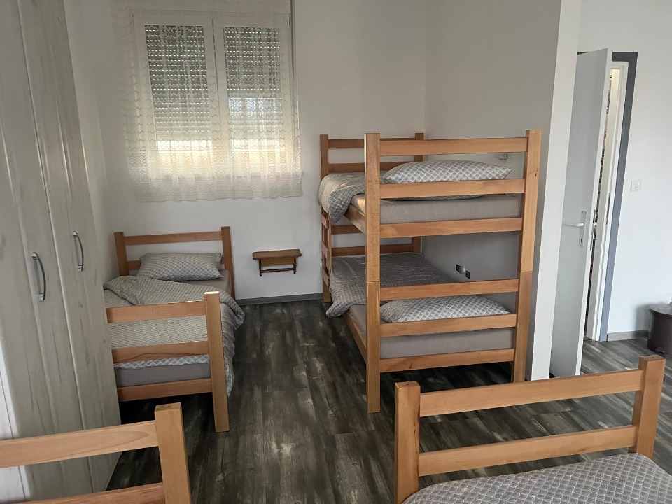 Smestaj/apartmani/sobe za do 10 osoba (5+5) u Jarkovcima / Indjija