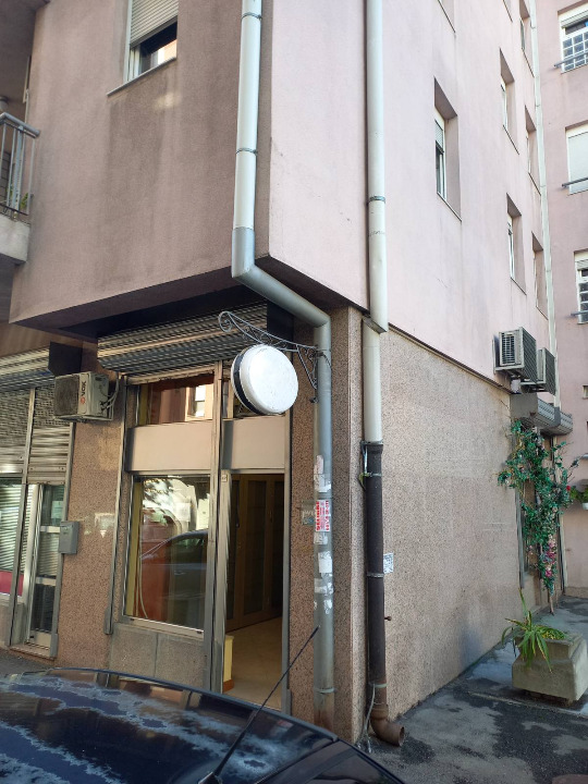 Izdajem lokal površine 18 m2 Bogdana Tirnanica 12, kod Lidla u Despota Stefana