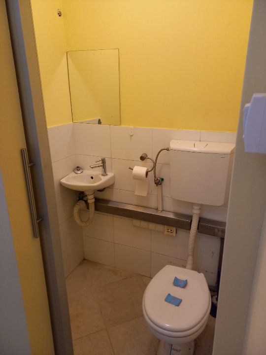 Izdajem lokal površine 18 m2 Bogdana Tirnanica 12, kod Lidla u Despota Stefana