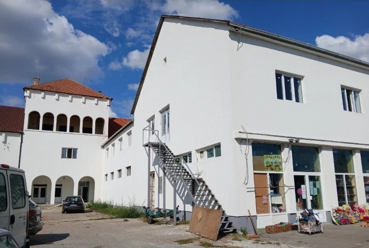 Poslovno-stambena zgrada u Titelu
