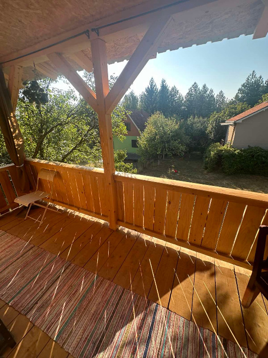 Lepa nova brvnara u Vrdniku se izdaje na dan ili vise