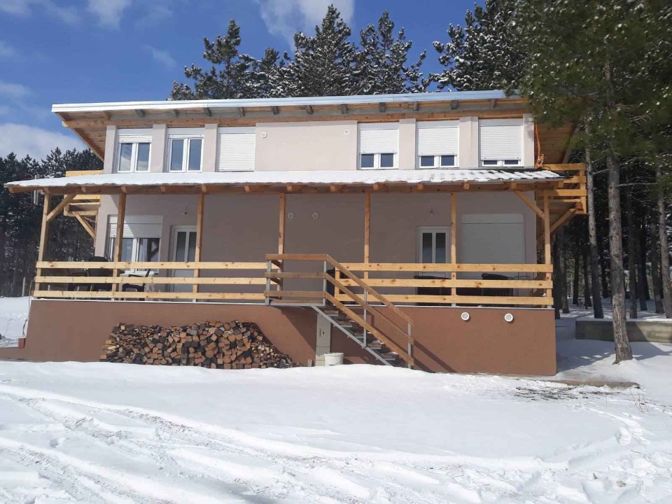 Prodajem vikendicu Divcibare-Tometino polje