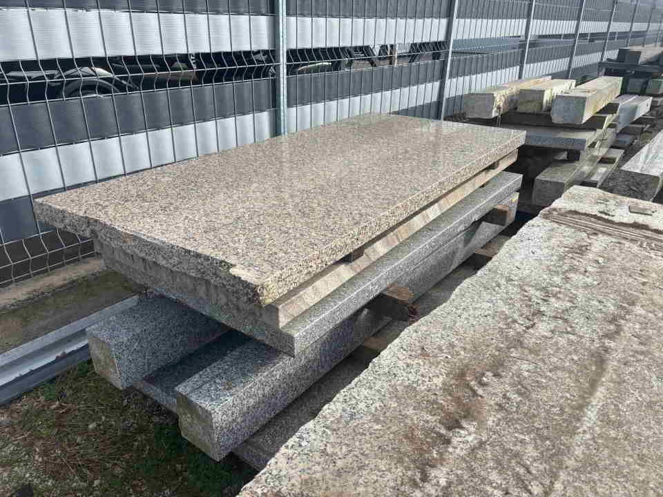 Na prodaju 30 m3 granitnih ploca, stubova 