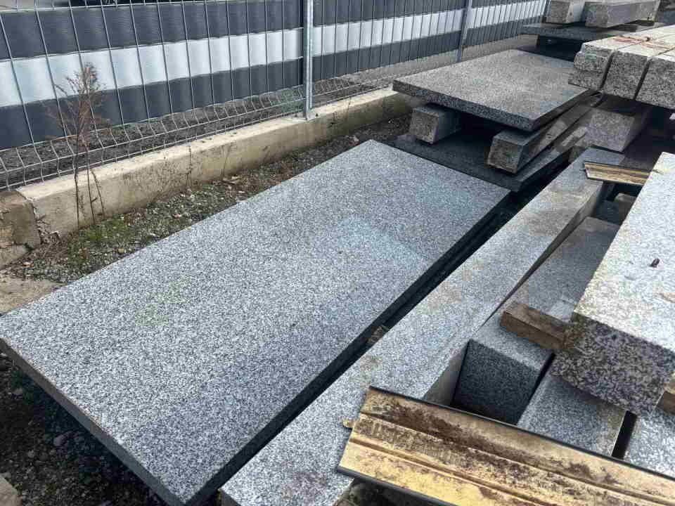 Na prodaju 30 m3 granitnih ploca, stubova 