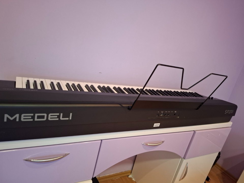 Na prodaju električni klavir, MEDELI SP201 . 