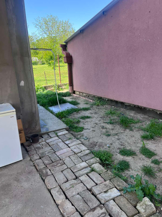 Izdajem kuću u Zemunu, na odličnoj lokaciji, u ulici Mozerova