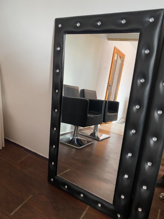 Na prodaju kompletna oprema za frizerski salon