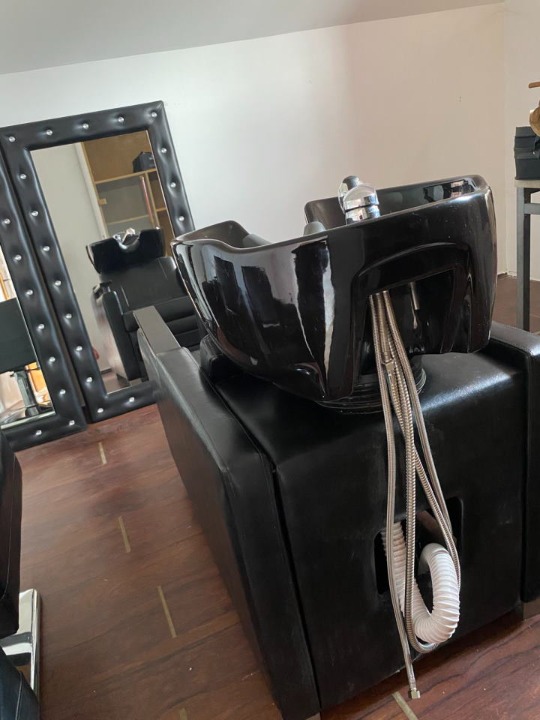 Na prodaju kompletna oprema za frizerski salon
