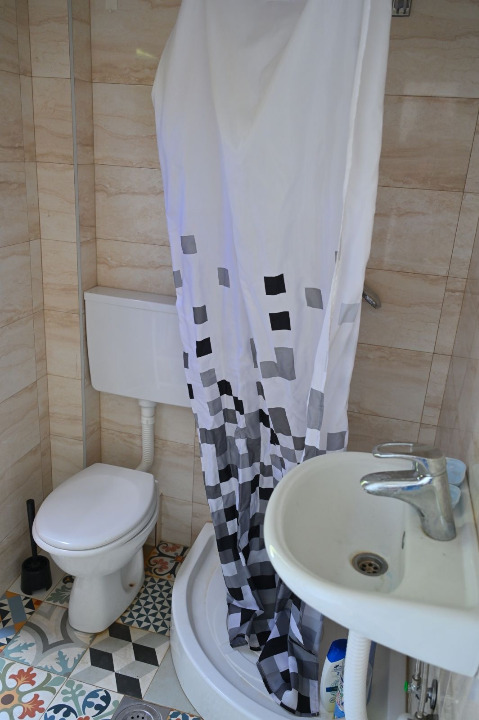 Prodajem splav u Ostružnici na odličnoj lokaciji.
