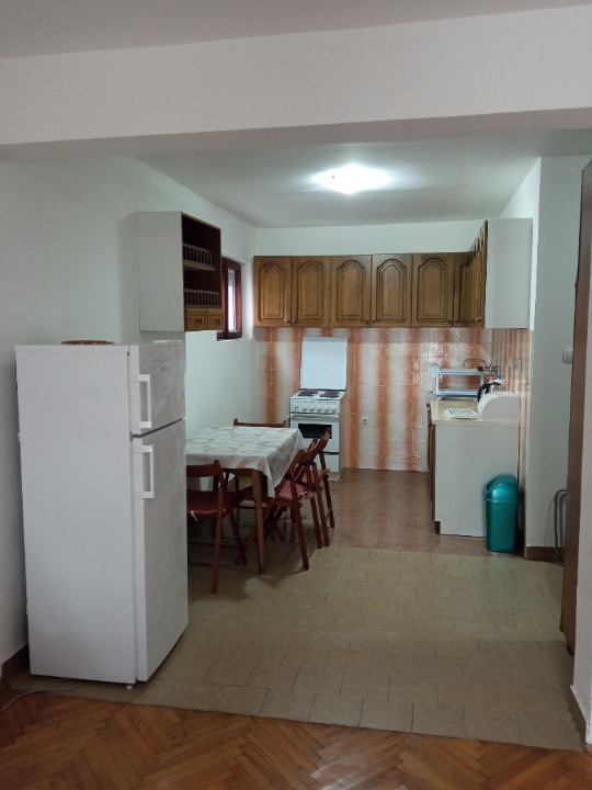Šušanj-Bar. Izdajem 2 apartmana po 70 m² 