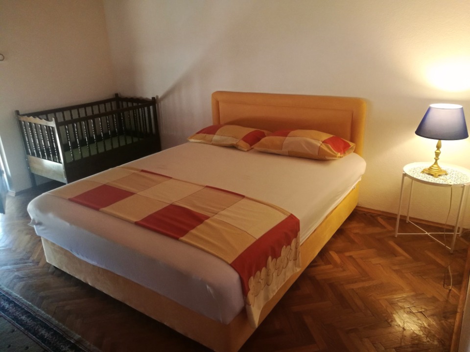 Šušanj-Bar. Izdajem 2 apartmana po 70 m² 