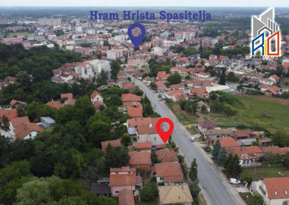 NA PRODAJU!   Useljive dve kuće na korak od centra Uba  
