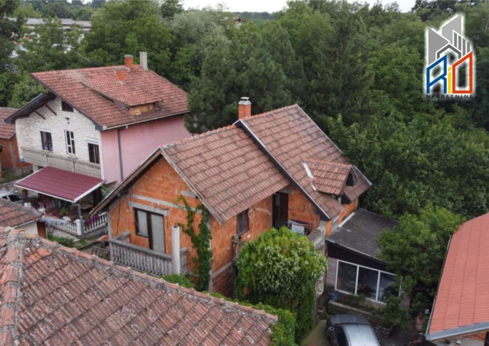 NA PRODAJU!   Useljive dve kuće na korak od centra Uba  