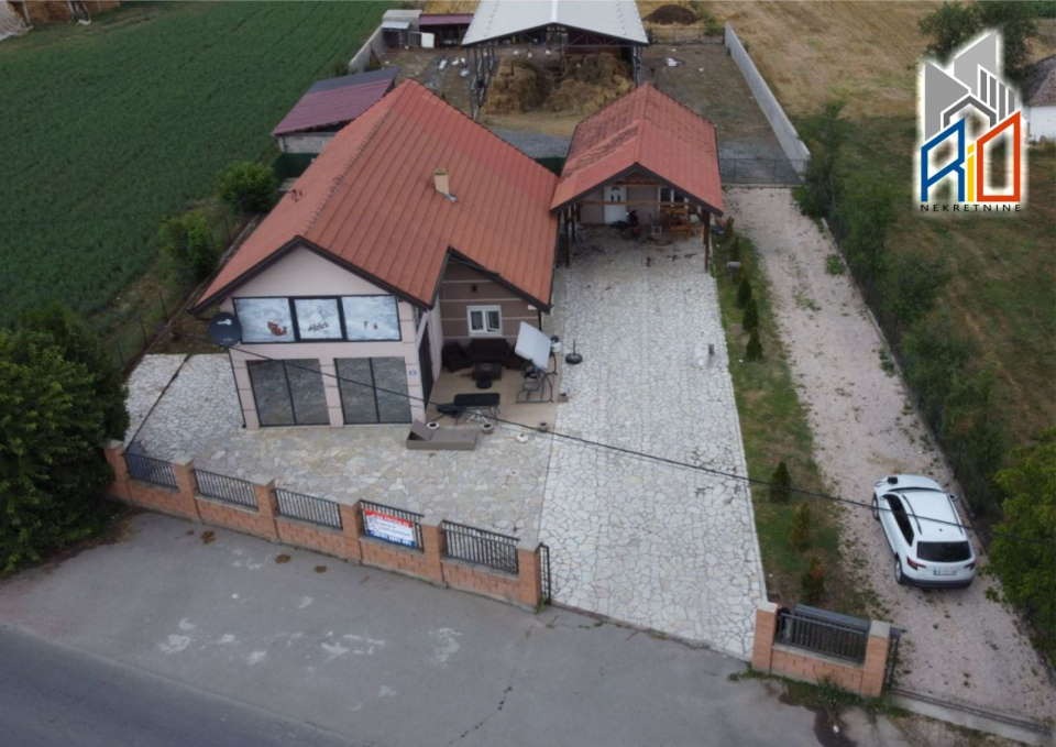 NA PRODAJU!   Useljiva kuća u Takovu pored Uba!  