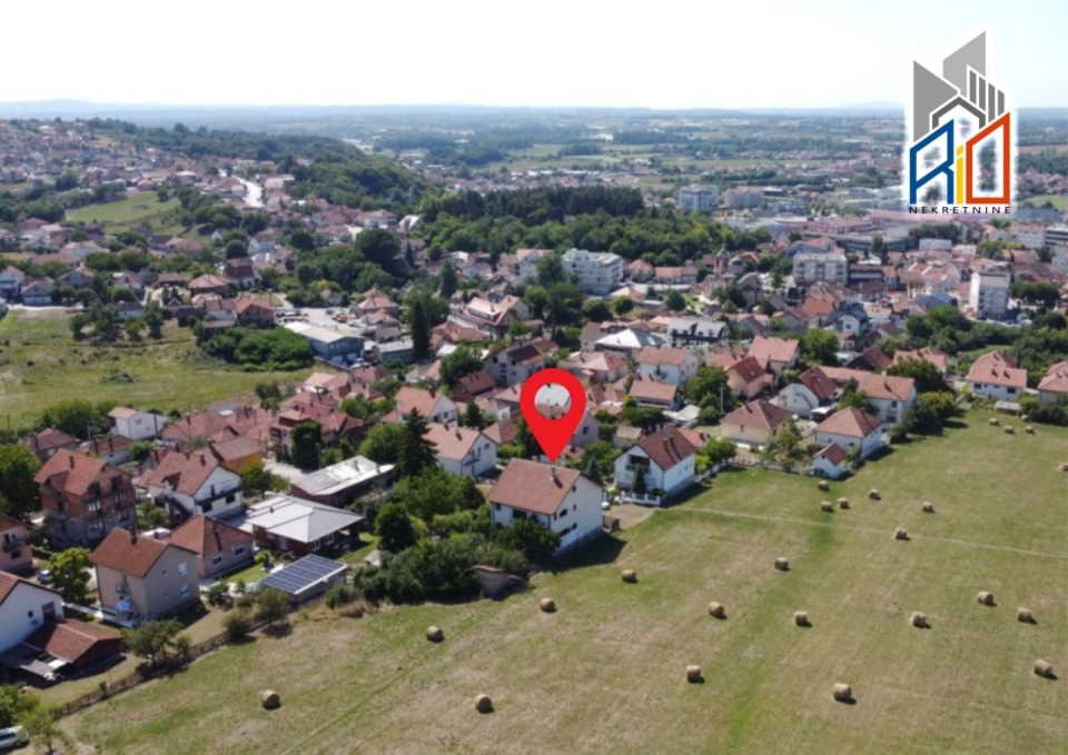 NA PRODAJU!   Useljiva kuća u 3 etaze u mirnom delu Uba  