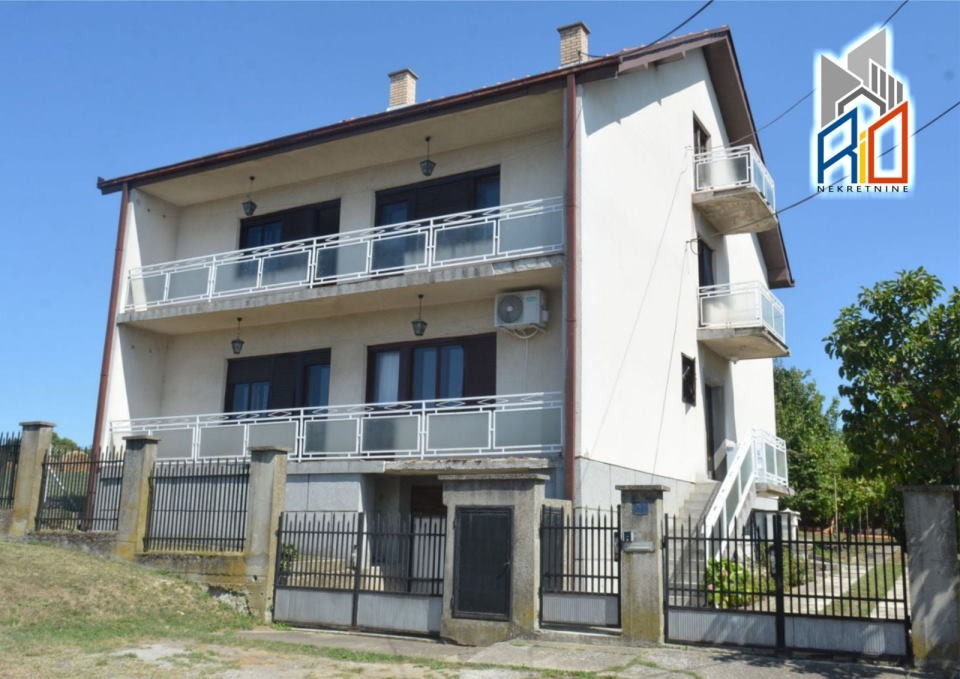 NA PRODAJU!   Useljiva kuća u 3 etaze u mirnom delu Uba  