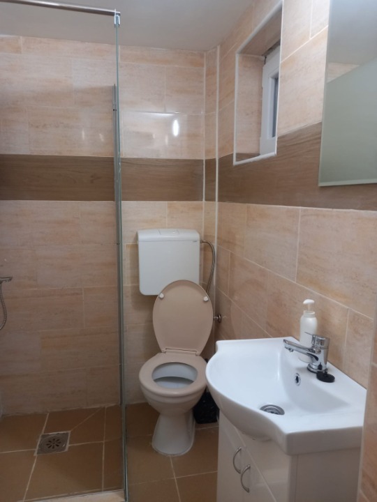 Izdajem jednosobnu kucu u Zemunu
